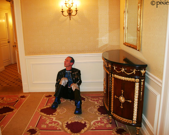 Brady_prefers_his_siesta_in_the_foyer.jpg