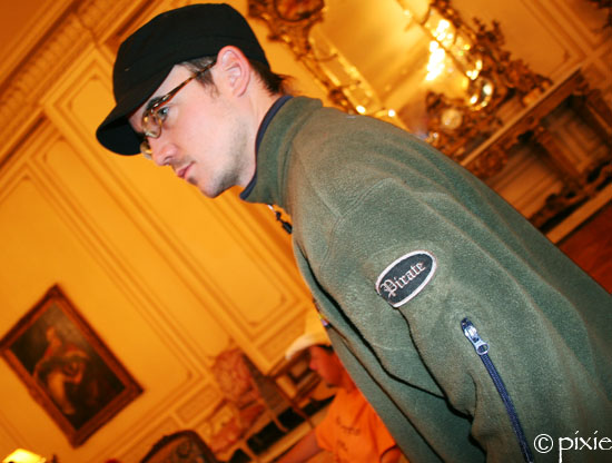 Civilian_Foley_checks_into_the_hotel.jpg