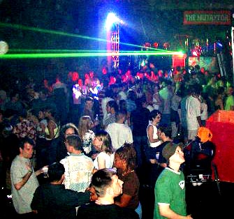 pGalludet02_back_of_enzo_and_crowd.jpg